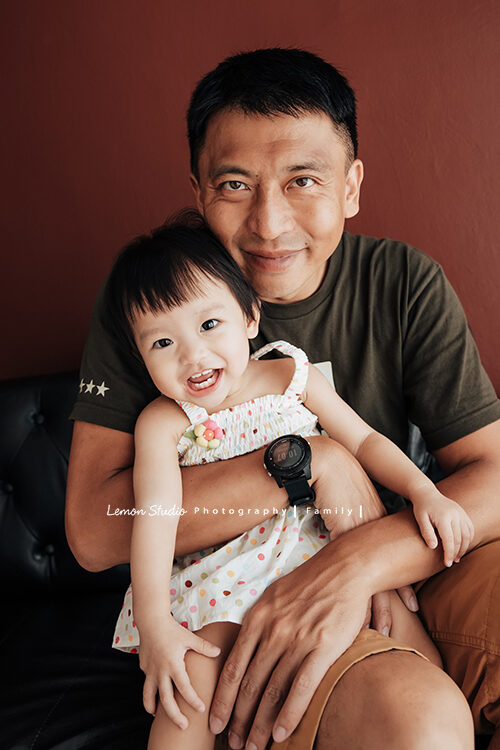 靜怡媽麻一家來拍寶寶週歲照，這張是爸爸及女兒！