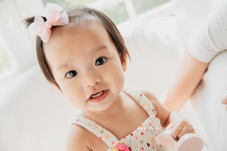 靜怡媽麻一家來拍寶寶週歲照，這張是周歲的女兒的特寫，頭髮紮起來好可愛！