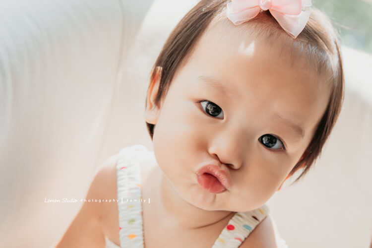 靜怡媽麻一家來拍寶寶週歲照，嘟嘴的妹妹超可愛！