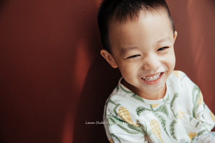 靜怡媽麻一家來拍家庭攝影，這張是哥哥獨照
