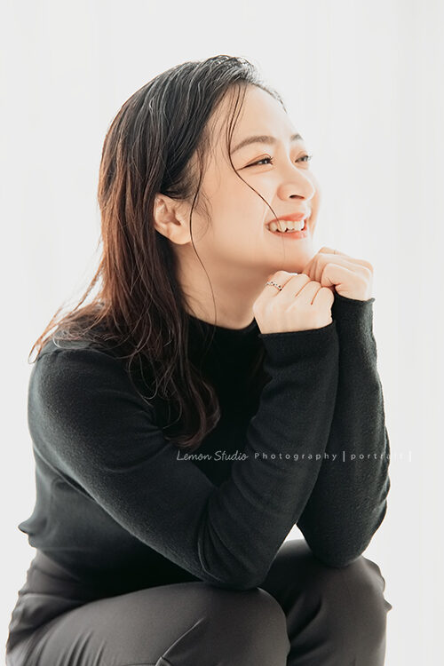 Mia第二次來拍形象照，這張的Mia沒有看鏡頭，有一種時尚的美感！