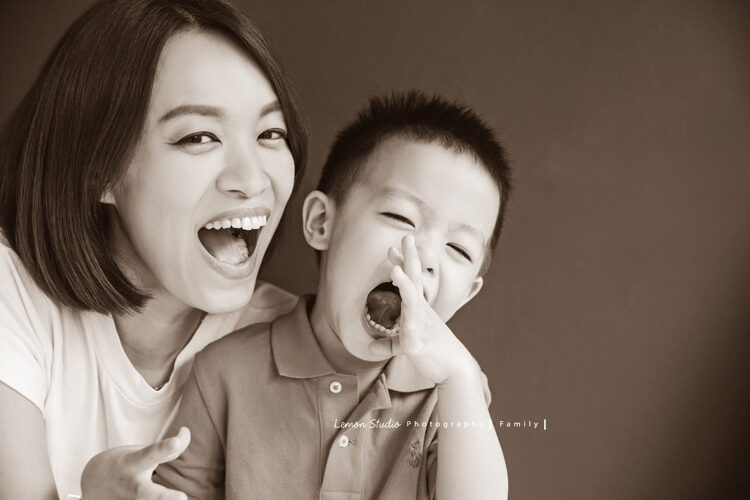 靜怡媽麻一家來拍家庭攝影，這張是媽麻跟哥哥的合照，兩人都好有戲！