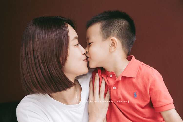 靜怡媽麻一家來拍家庭攝影，這張是媽麻跟哥哥親親的合照