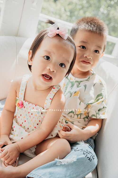 靜怡媽麻一家來拍寶寶週歲照，兄妹倆的合照