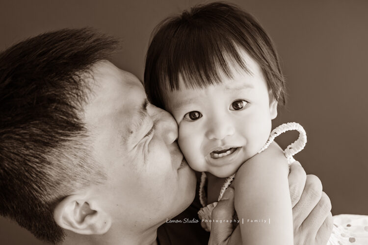 靜怡媽麻一家來拍寶寶週歲照，爸拔親親妹妹