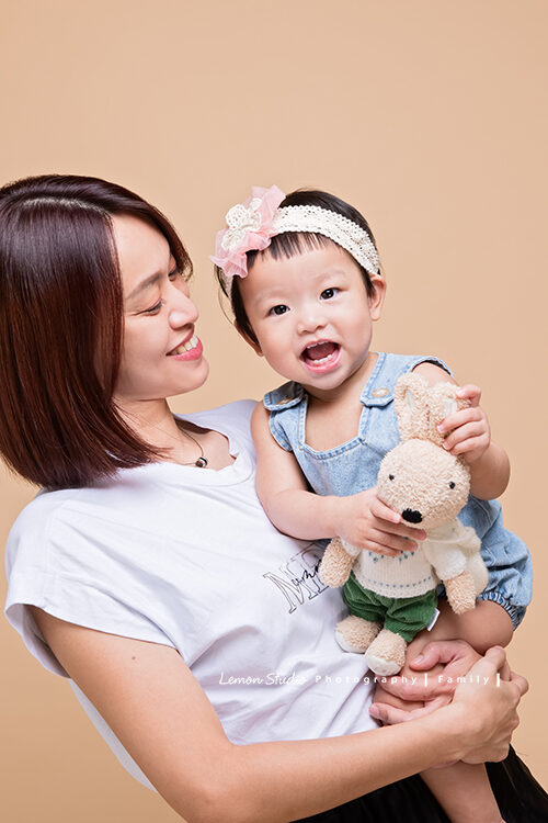 靜怡媽麻一家來拍寶寶週歲照，漂亮的媽麻跟妹妹的合照！