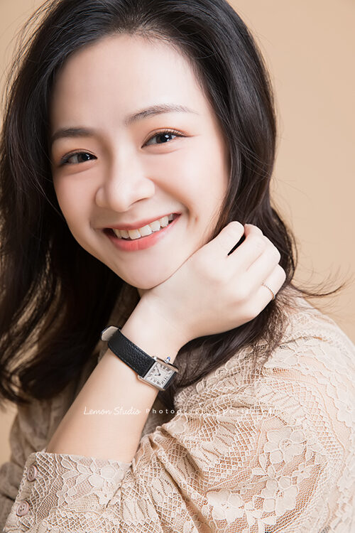 Mia第二次來拍形象照，這張的Mia在鏡頭前很輕鬆且有自信地微笑！