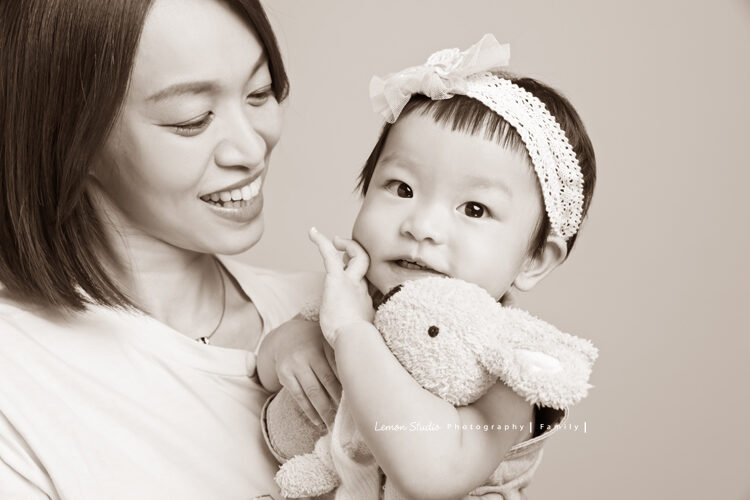 靜怡媽麻一家來拍寶寶週歲照，漂亮的媽麻跟妹妹的黑白合照！