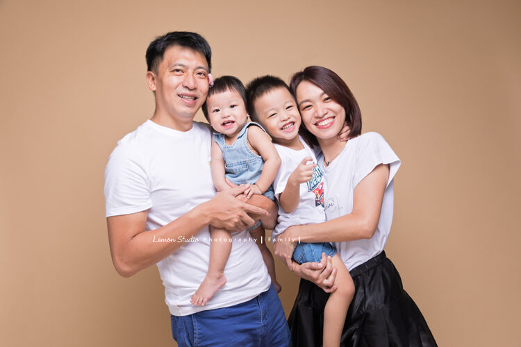 靜怡媽麻一家來拍家庭寫真，一家人好溫馨的全家福！