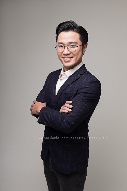 太陽能光電相關工程師David來拍形象照，這張David抱胸拍照！