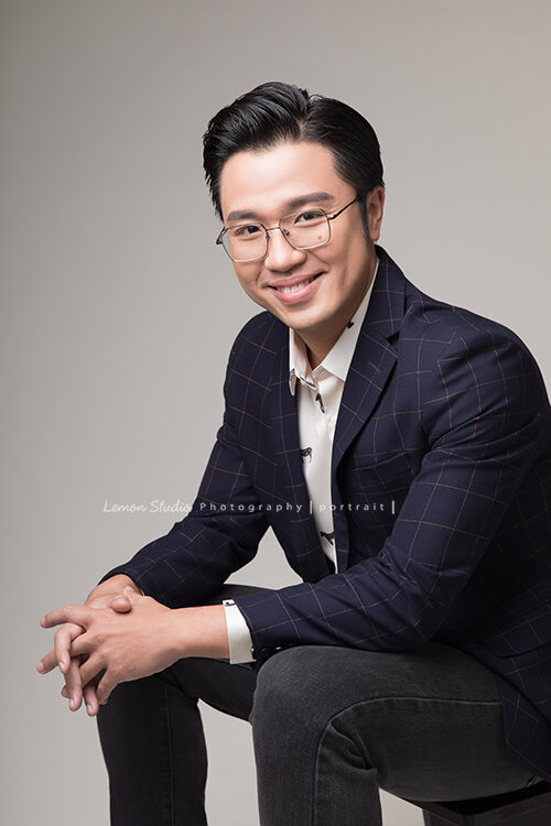 太陽能光電相關工程師David來拍形象照，這張David坐在椅子上很有自信地微笑！