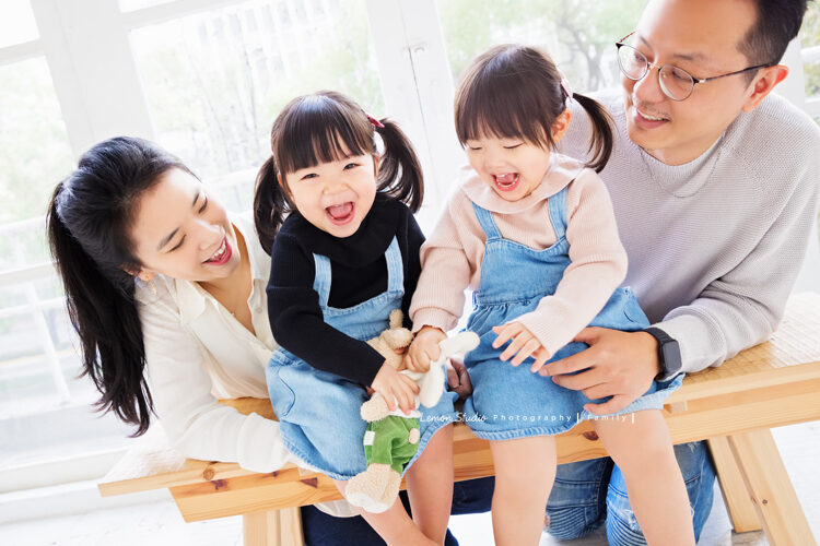 羽榛&羽菲一家雙胞胎來拍兒童寫真,這張爸拔媽麻與女兒們的互動好自然!