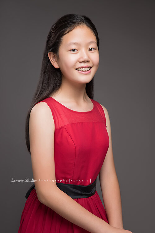 依伶的媽麻在帶依伶回台灣的空檔，來拍了音樂會海報人像攝影，這張的依伶坐得很端正好美啊！