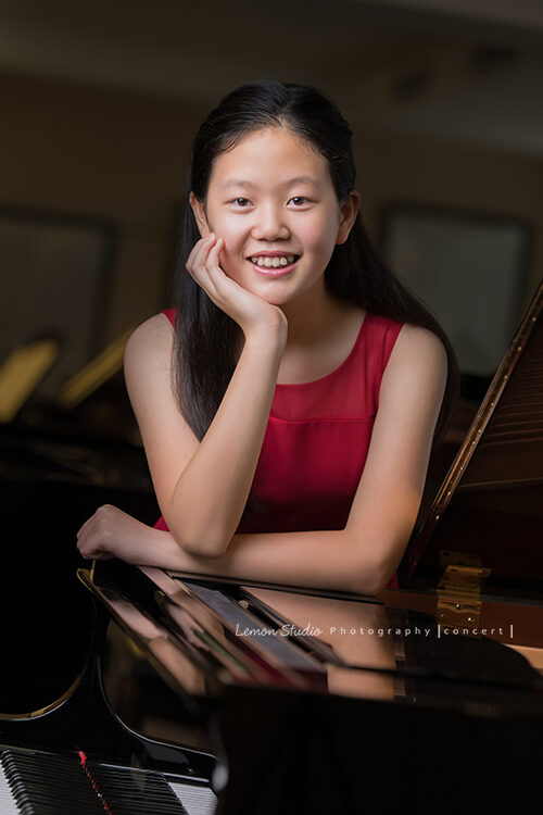依伶的媽麻在帶依伶回台灣的空檔，來拍了演奏會海報人像攝影，這張的依伶在鋼琴旁拖著頭拍照！