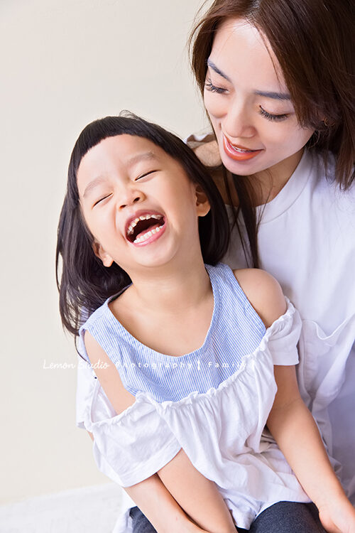 修菱媽麻一家來拍甲蟲主題兒童寫真，這張是媽麻與女兒，女兒好有戲啊！