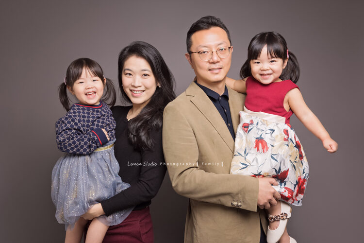 羽榛&羽菲一家雙胞胎來拍兒童寫真,這張是一家四口美好的全家福!