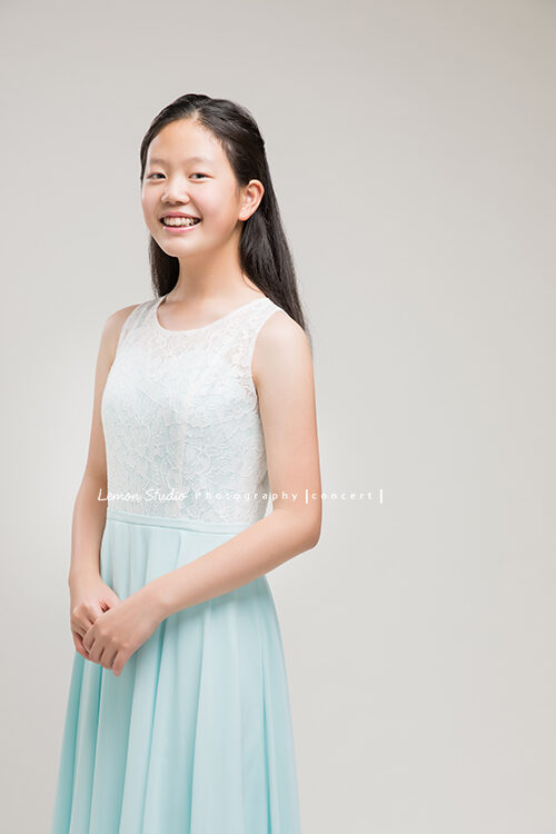 依伶的媽麻在帶依伶回台灣的空檔，來拍了演奏會海報人像攝影，這張的依伶換上淺綠的洋裝拍照，有一種清新的美！