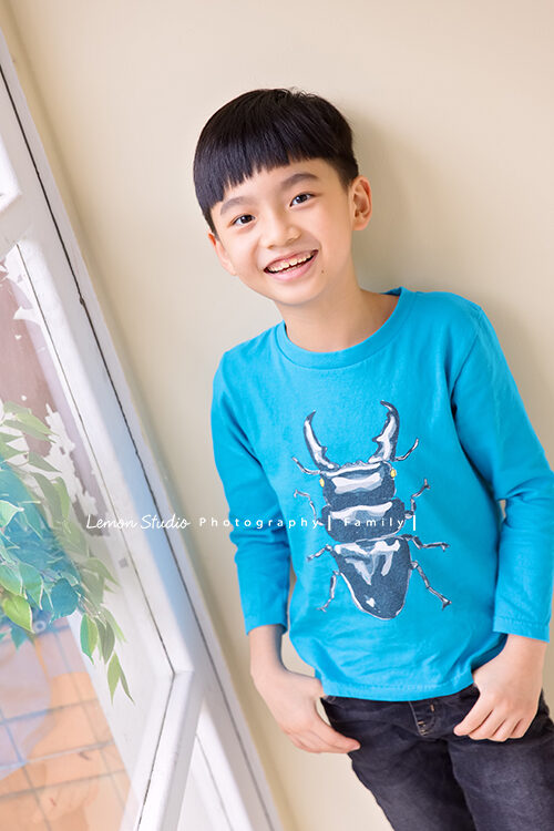 修菱媽麻一家來拍甲蟲主題兒童寫真，這張是大哥穿甲蟲主題的T恤的獨照！