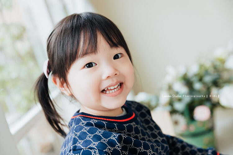 羽榛&羽菲一家雙胞胎來拍兒童寫真,這張是妹妹的獨照!