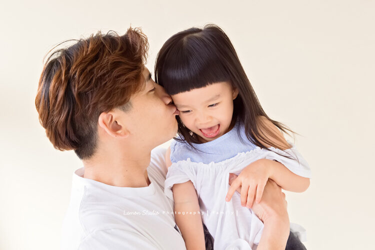 修菱媽麻一家來拍甲蟲主題兒童寫真，這張爸拔親親女兒