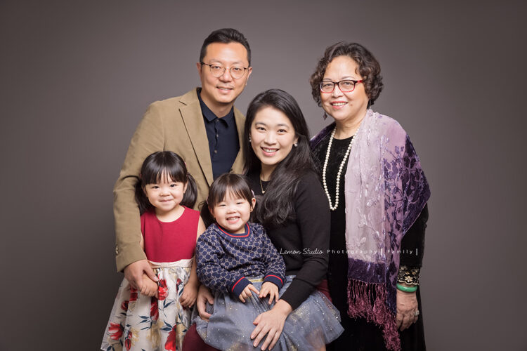 羽榛&羽菲一家雙胞胎來拍兒童寫真,這張是奶奶一起入鏡的全家福!