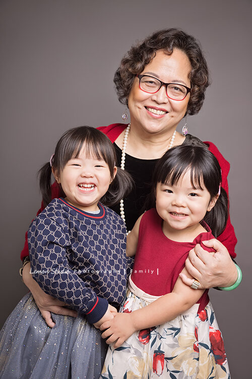 羽榛&羽菲一家雙胞胎來拍兒童寫真,這張是奶奶和雙胞胎!