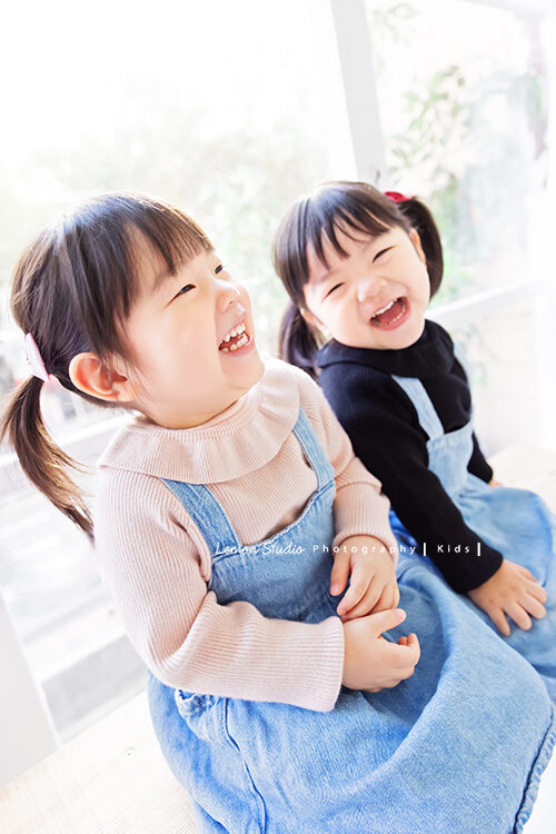 羽榛&羽菲一家雙胞胎來拍兒童寫真,這張兩姐妹的互動好自然!