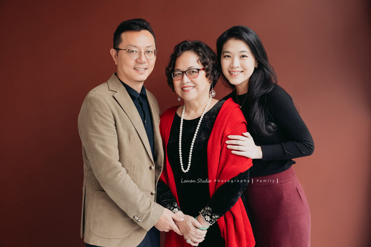 羽榛&羽菲一家雙胞胎來拍全家福攝影,這張是爸拔媽麻和奶奶!