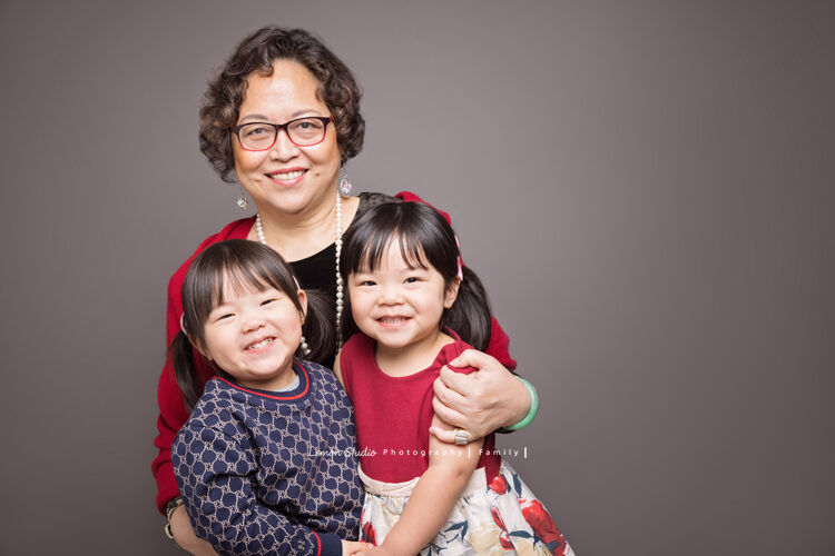 羽榛&羽菲一家雙胞胎來拍兒童寫真,這張是奶奶和雙胞胎!