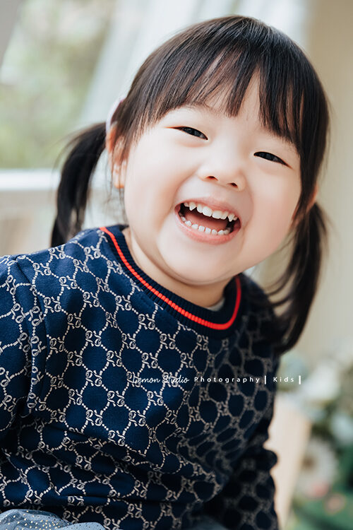羽榛&羽菲一家雙胞胎來拍兒童寫真,這張是妹妹的獨照好可愛!