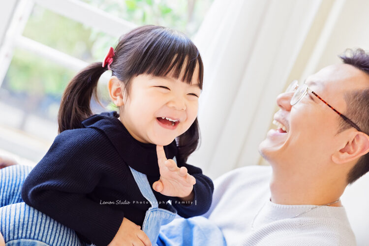 羽榛&羽菲一家雙胞胎來拍全家福攝影,這張是爸拔和姊姊自然的互動合照!