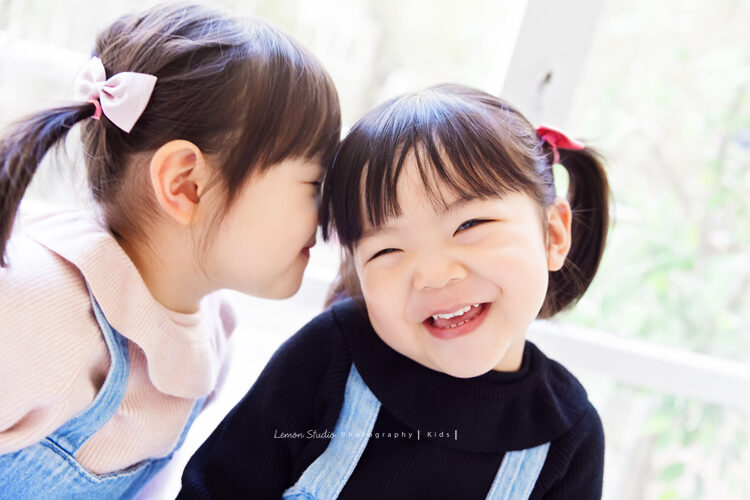 羽榛&羽菲一家雙胞胎來拍兒童寫真,這張是雙胞胎兩人自然的互動,兩人的表情都好有戲!