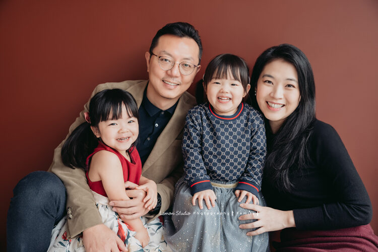 羽榛&羽菲一家雙胞胎來拍全家福攝影,這張是爸拔媽麻和兩姊妹美麗的全家福!
