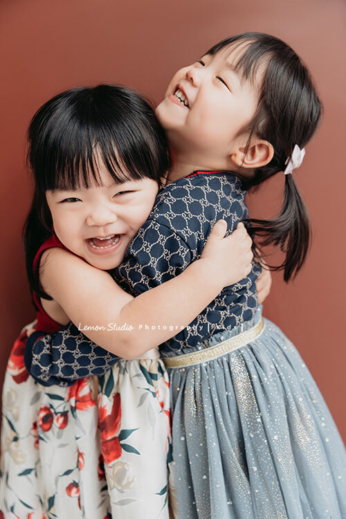 羽榛&羽菲一家雙胞胎來拍兒童寫真,這張是雙胞胎兩人抱在一起拍照,兩人的表情都好有戲!