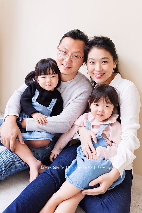 羽榛&羽菲一家雙胞胎來拍全家福攝影,這張是一家人很自然的全家福,媽麻好漂亮啊!