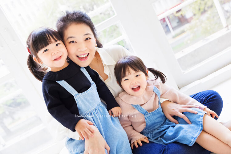 羽榛&羽菲一家雙胞胎來拍全家福攝影,這張是媽麻和姊妹倆的合照!
