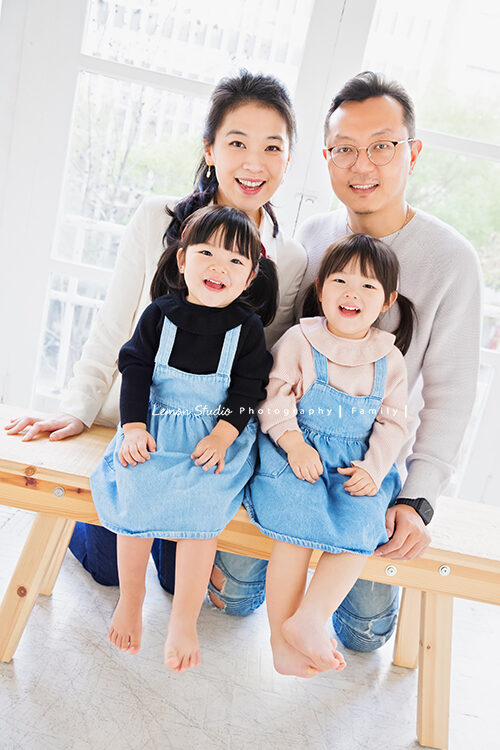 羽榛&羽菲一家雙胞胎來拍全家福攝影,這張是一家人清新自然的全家福!
