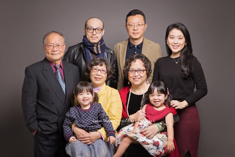 羽榛&羽菲一家雙胞胎來拍全家福攝影,這張許多親友長輩一起入鏡拍照!