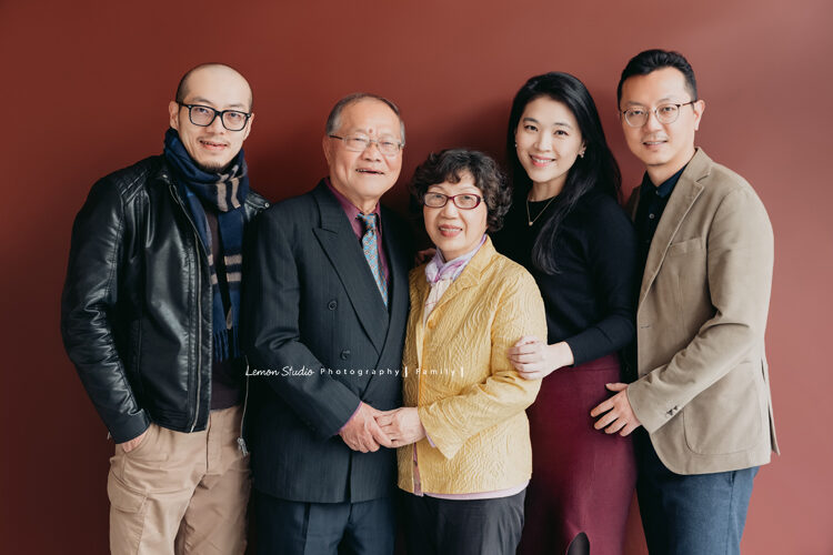 羽榛&羽菲一家雙胞胎來拍全家福攝影,這張許多親友一起入鏡拍照!