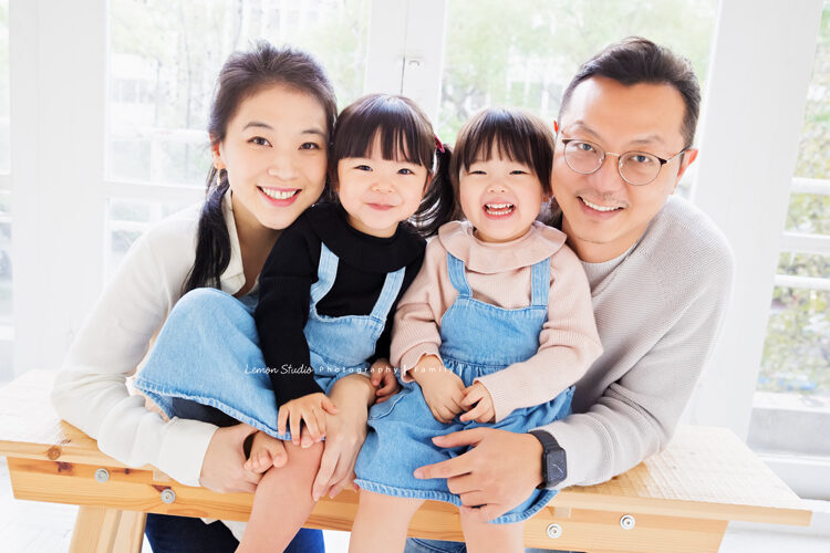 羽榛&羽菲一家雙胞胎來拍全家福攝影,這張是一家人很開心滿足的全家福!