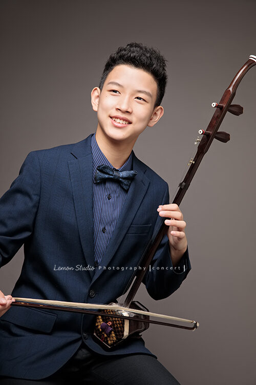 家澤為了音樂會海報來拍的人像攝影，這張家澤正在拉二胡，很帥氣的樣子！