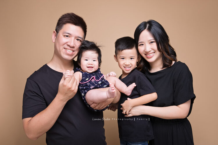 雅淑媽麻一家來拍家庭攝影，一家四口美好的全家福！