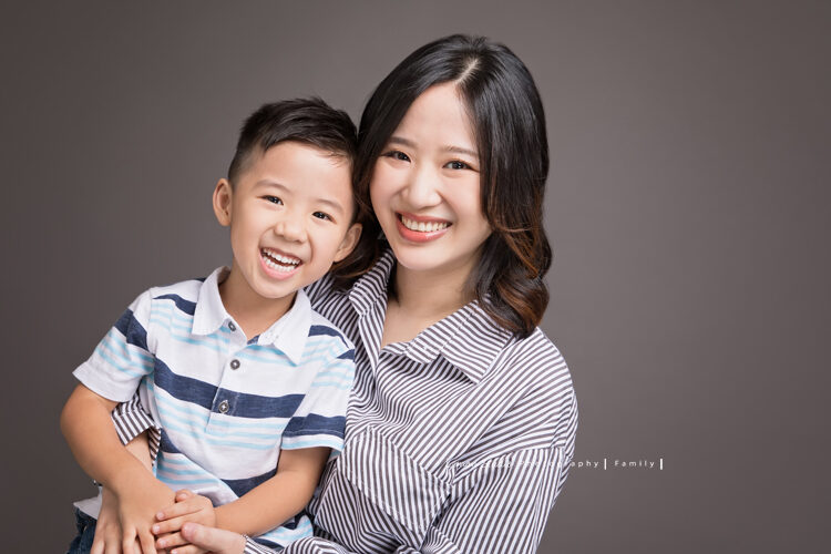 雅淑媽麻一家來拍家庭攝影，這張是美麗的媽媽與哥哥的合照！