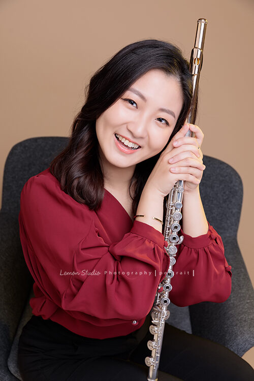 環瑜來拍形象照，這張的環瑜與她的長笛一起拍照