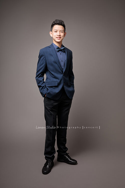 家澤為了音樂會海報來拍的人像攝影，這張是家澤的全身照，家澤的個人寫真很帥！><br />
<img class=