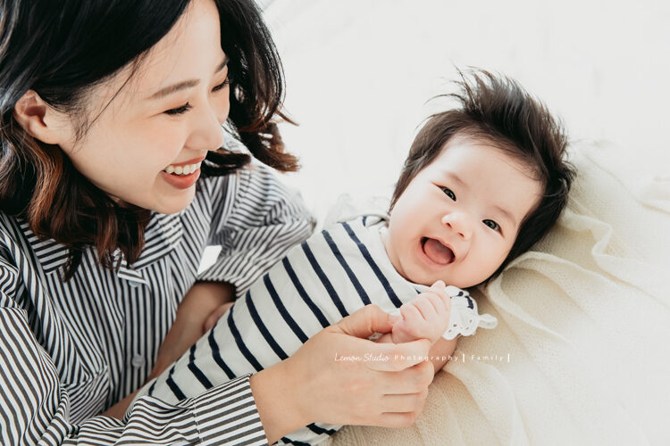 雅淑媽麻一家來拍寶寶寫真，這張媽麻和寶寶在玩！