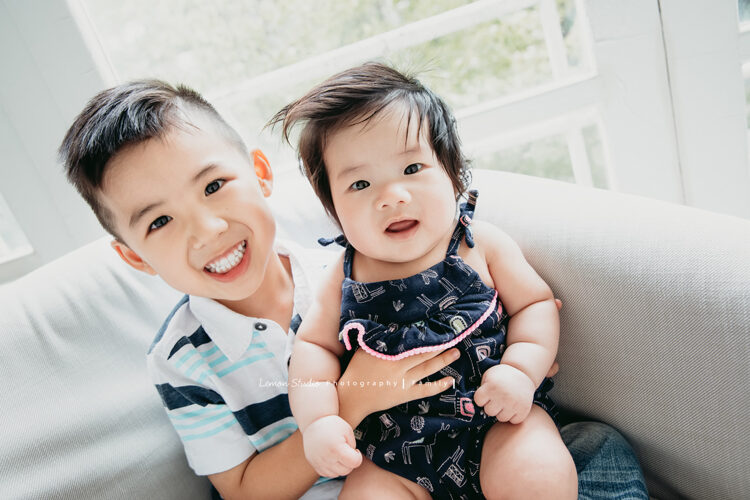 雅淑媽麻一家來拍寶寶攝影，這張是帥氣的哥哥抱妹妹