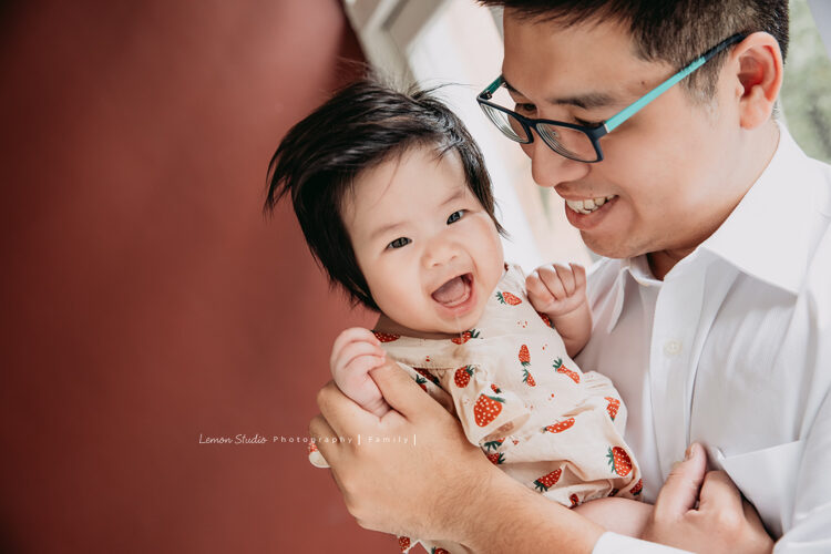 雅淑媽麻一家來拍寶寶攝影，這張爸拔抱著妹妹！妹妹笑得好開心啊！