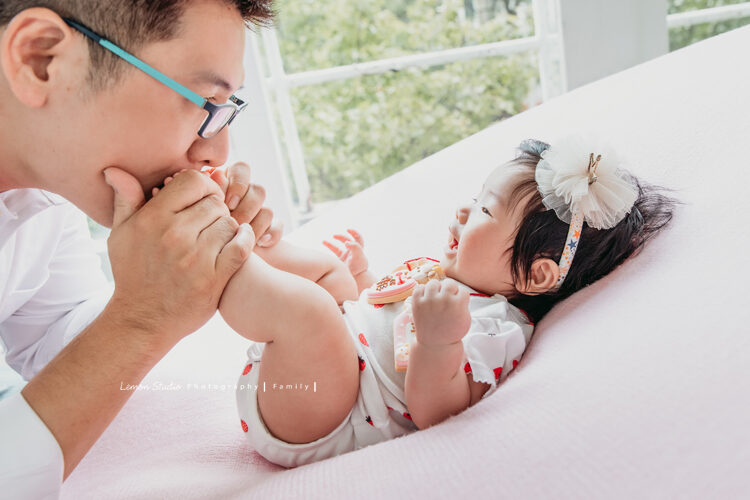 雅淑媽麻一家來拍寶寶攝影，這張爸拔正在跟寶寶玩！