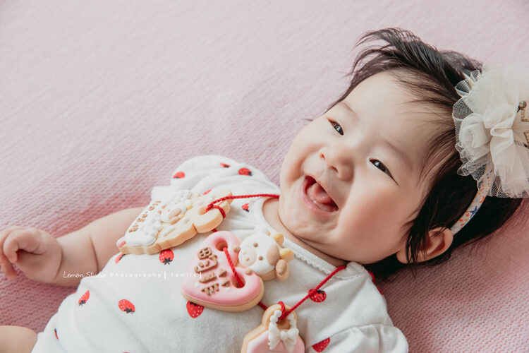 雅淑媽麻一家來拍寶寶攝影，這張是寶寶笑得好開懷的獨照！